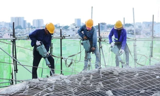 Dùng xe cẩu tháo dỡ thủy đài cổ ở Sài Gòn