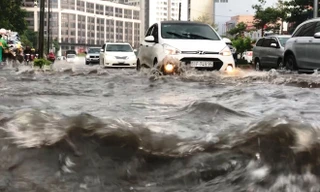 Máy bơm khổng lồ chạy hết công suất, đường Nguyễn Hữu Cảnh vẫn ngập