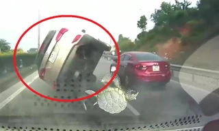 Húc đuôi xe trước, ô tô Santa Fe lật nhào như phim ở Quảng Ninh