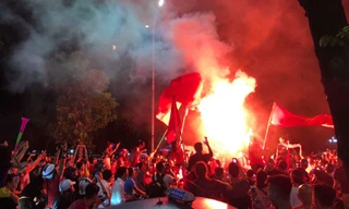 CĐV đốt pháo sáng chạy khắp phố Hà Nội mừng chiến thắng Olympic