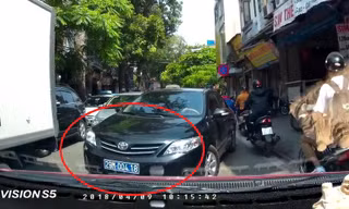 Ô tô biển xanh lấn làn, tài xế xe biển trắng phản ứng bất ngờ