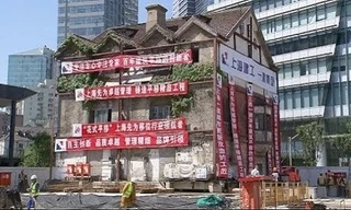 Công nhân Trung Quốc di chuyển ngôi nhà cổ 100 năm tuổi nguyên vẹn