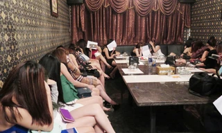 Cảnh sát đồng loạt kiểm tra nhiều khách sạn, quán karaoke ở Sài Gòn