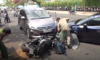 Ôtô nổ lốp tông liên hoàn, hai người bị thương