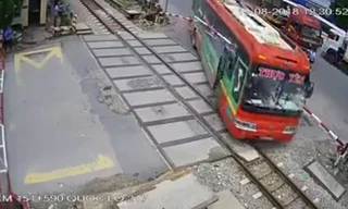 Tài xế xe khách phóng nhanh, đâm rào chắn đường sắt xuyên ô tô