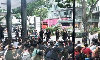 Hàng trăm người ùa vào Apple Store Singapore mua iPhone XS