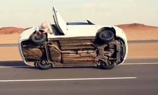 Đây là cách các tài xế Ả Rập thay lốp khi bị thủng giữa đường 