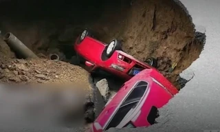 'Hố tử thần' nuốt trọn 2 ô tô đang đi trên phố