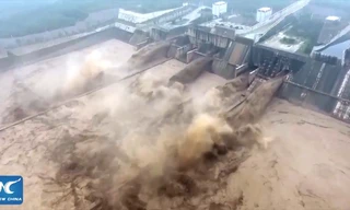 Rợn tóc gáy xem đập thủy điện Trung Quốc xả lũ