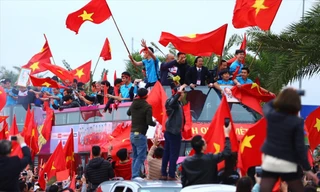 HLV Park Hang-seo tung hoa, cầu thủ vẫy cờ trước 'biển người rực đỏ'