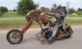Thợ săn quái vật Predator cưỡi mô tô tại Thái Lan