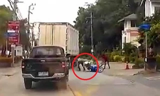 Tài xế xe tải đánh lái xuất thần, hạ gục 2 tên cướp trong tích tắc