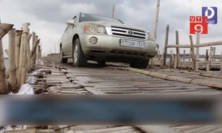 Kỳ lạ cây cầu tre mỏng manh chịu được sức nặng của hàng trăm ô tô