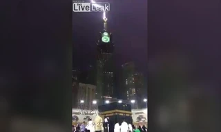 Khoảnh khắc sét đánh trúng tòa nhà cao nhất ở thánh địa Mecca