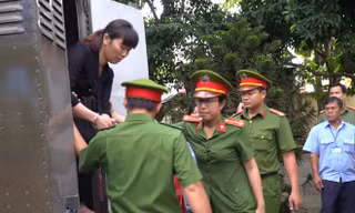 3 bảo mẫu bạo hành trẻ ở Sài Gòn ra tòa