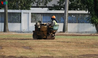 Sân như “ruộng cày”, Olympic Việt Nam ngậm ngùi tập sân cỏ nhân tạo