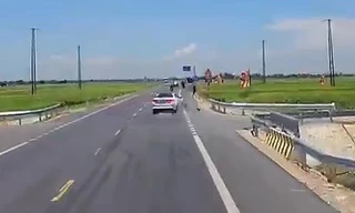 Ô tô tông người điều khiển xe máy bay xuống ruộng