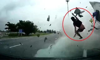 Tài xế bay khỏi cabin xe tải trong tai nạn thảm khốc