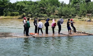 Học sinh Quảng Ngãi kéo bè tre vượt sông đến trường