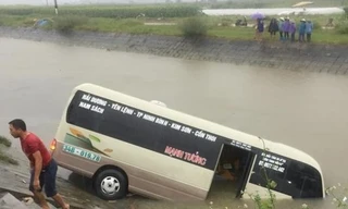 Xe khách lao xuống sông, hành khách hoảng loạn cuống cuồng bơi vào bờ