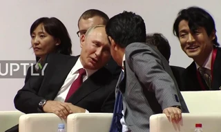 Tổng thống Putin ghé tai nói đùa với Thủ tướng Abe khi xem Judo