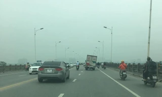 Hoảng hồn nhìn xe tải bị nghiêng, chực chờ đè người đi đường