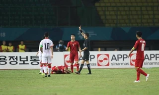 Pha bóng thô bạo của cầu thủ Bahrain khiến Văn Thanh tập tễnh rời sân