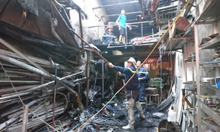 Hà Nội: Cửa hàng nhôm kính bị thiêu rụi trong 15 phút