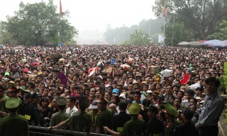 Biển người đổ về, Đền Hùng đông nghẹt thở
