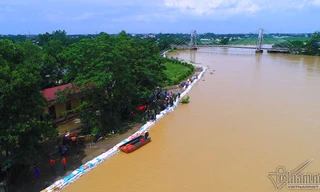 Nước dâng nhanh, hơn 700 người được huy động hộ đê ở Hà Nội