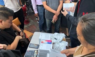  Iphone XS được bày bán như mớ rau ngoài chợ ở Hồng Kông