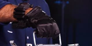 Găng tay tăng sức mạnh giúp nâng vật nặng