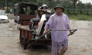 Mưa gió, chở người qua đường ngập kiếm tiền triệu ở Hà Nội