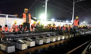 Công nhân Trung Quốc thay gần 40 km đường ray trong 5,5 giờ