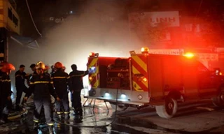 Hà Nội: Khu tập thể cháy lớn trong đêm, nhiều người mắc kẹt