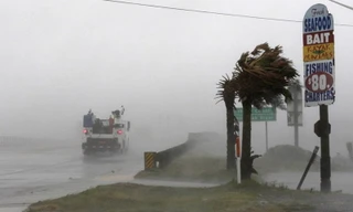Siêu bão Florence tàn phá Mỹ, Mangkhut hoành hành ở Philippines