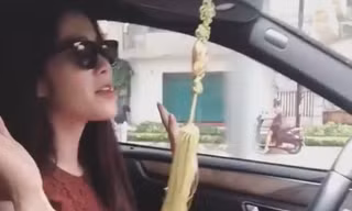 Clip Nam Em thản nhiên nhún nhảy, buông tay khi lái xe gây phẫn nộ