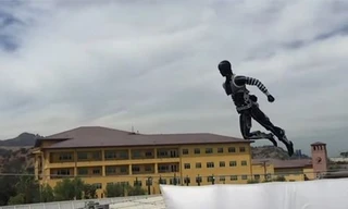 Robot bay lượn trên không, mô phỏng Iron Man như thật