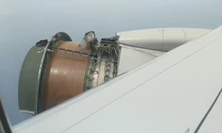 Vỏ động cơ vỡ tung trên không, máy bay buộc phải hạ cánh khẩn cấp