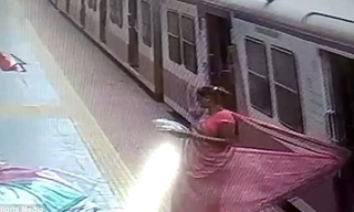 Thót tim: Váy mắc vào cửa tàu hỏa, người phụ nữ bị kéo lê