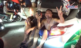 Ngồi cốp ô tô, đứng nóc xe tải xuống đường mừng Việt Nam vào bán kết