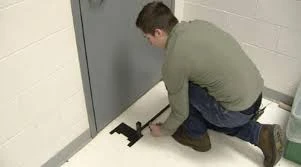 Học sinh Mỹ chế thiết bị chặn cửa chống xả súng