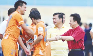 “Bầu” Hiển sẵn sàng thưởng nóng cho các cầu thủ dù là HN T&T hay SHB Đà Nẵng sau mỗi trận thắng Ảnh: VSI