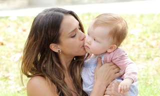 Ngọt ngào khoảnh khắc mẹ và bé của sao Hollywood