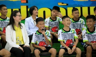 Đội bóng nhí Thái Lan tươi cười trong buổi họp báo. Ảnh: Reuters