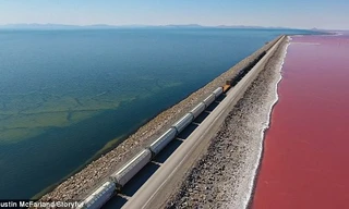 Vẻ đẹp kỳ diệu của hồ muối hai màu xanh đỏ được ngăn đôi.