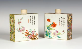 Hai chiếc bình trà có hoa văn tinh xảo, đẹp mắt.