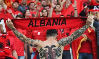 Một fan của ĐTQG Albania xăm trên lưng hình con đại bàng hai đầu hùng dũng - biểu tượng xuất hiện trên quốc kì Albania.