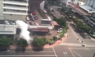 Lạnh người chứng kiến vụ đánh bom ở trung tâm Jakarta