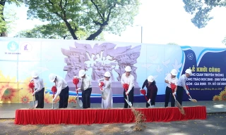 Các đồng chí lãnh đạo thực hiện nghi thức khởi công công trình